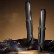 Kompaktowa ceramiczna prostownica do włosów. Czarna