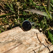 Pierścionek z żywicy z zatopionymi kamieniami