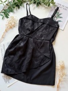Elegancka czarna sukienka mini z połyskującym wzorem