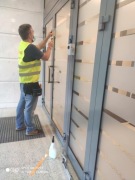 Oklejanie szyb/ witryn folią mleczną pełną/ paski, folia mrożona mleczna