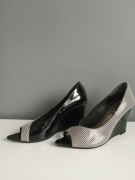 Eleganckie buty na koturnie w pepitkę z odkrytymi palcami