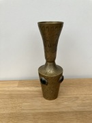 wazon miedziany grawerowany wysadzany kamieniami , sygnowany RAC 5962 INDIA