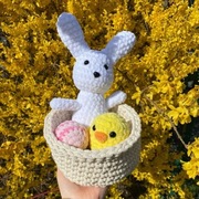 Koszyczek wielkanocny na szydełku z zajączkiem, kurczakiem i jajeczkiem.