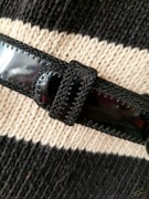 Vintage pasek skóra lakierowana brzegi są obszyte dla ozdoby 