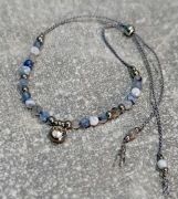 Bransoletka na jedwabnej nici z agatem ognistym i srebrnymi dodatkami