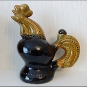 karafka w kształcie koguta z majoliki wasylkowskiej.