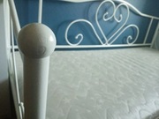 Białe łóżko metalowe Ikea Jysk z materacem 200x90