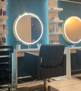 Konsole fryzjerskie z lustrami podświetlanymi LED 