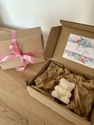 Świeca miś różany z sercem w pudełku podziękowanie Dzień Kobiet