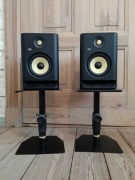 Dwa monitory studyjne KRK Rokit 5 ze stojakami 