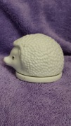 Porcelanowy stary pojemniczek biały jeż 