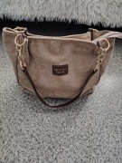 Piękna torebka z zamszu na ramię.