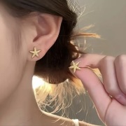 Nowe kolczyki – złote rozgwiazdy