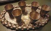 6 platerowanych kieliszków na metalowej podstawce