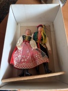 Para lalek w stroju krakowskim Cepelia, pudełko PRL