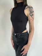 Czarne prążkowane body z półgolfem rozm. S PrettyLittleThing