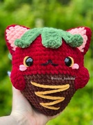Kot Truskawka | Poduszka Maskotka Pluszak na szydełku Handmade (Amigurumi)