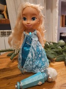 Elza - śpiewająca, świecąca z mikrofonem (atrapą)