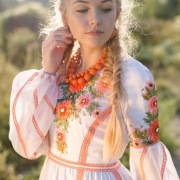 Sukienka haftowana ręcznie haft wstążeczkowy lniana ludowa styl słowiański