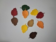 Scrapki liść tłoczony 10 szt. 28x17 mm mix kolorów jesiennych gram 160 g/m2