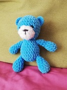 pluszowy miś zrobiony na szydełku 18cm niebieski do rączki