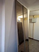 Dwa skrzydła drzwi lustrzanych, przesuwnych,