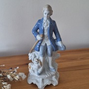 Figurka porcelanowa Panicz z pieskiem 
