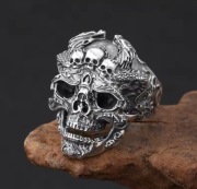 Pierścień z czaszką 