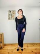 Ciemnogranatowe spodnie retro z guzikami