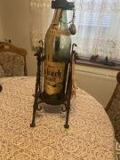 Oryginalna butelka Na stojaku kutym Asbach
