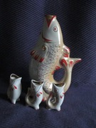 PORCELANOWA KARAFKA " RYBA Z MAŁYMI RYBKAMI: ŁOMONOSOW  ZSRR