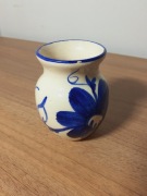 Mały ceramiczny wazonik ręcznie zdobiony kobaltowy