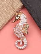 Broszka konik morski metal emalia perła