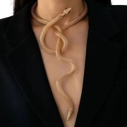 Modny kreatywny naszyjnik w kształcie węża