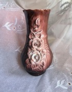 PRL gliniany brązowy stary wazon w róże zdobiony