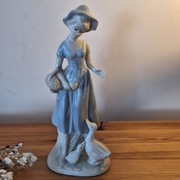 Figurka porcelanowa Dziewczyna karmiąca kaczki 
