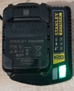 ładowarka Stanley Fatmax V20 z podłączonym  z akumulatorem  baterią 
