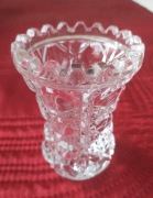 Wazonik z cietego szkła, piękny kształt, na fiołki