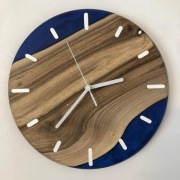 Zegar z orzecha i żywicy epoksydowej