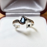 Pierścionek z białego złota z szafirem i diamentami