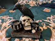 Figurka z czaszka i ptakiem wysokość 20 cm