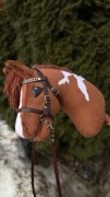 NOWY Hobby Horse A4 z ogłowiem i wodzami rudy brązowy