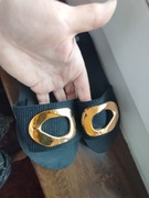 Nowe sandałki klapki czarne ze złota klamra 