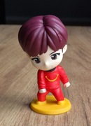 Figurka chłopiec BTS J-Hope czerwony McDonald's 