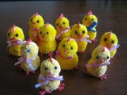 KURCZACZKI WIELKANOCNE Z POMPONÓW 