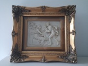 Alabastrowy obraz w złotej ramie