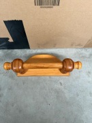 Drewniany uchwyt / wieszak ścienny na papier toaletowy