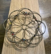 mandala miedziana ukladanka kreatywna zabawka z drutu i koralikow, vintage