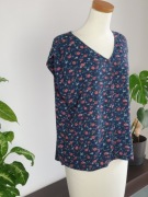 Bluzka T-shirt w kwiaty z krótkim rękawem damska 38 M granatowa wiskoza