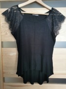 Czarna elegancka bluzka z wiskozy z koronkowymi rękawami i baskinką